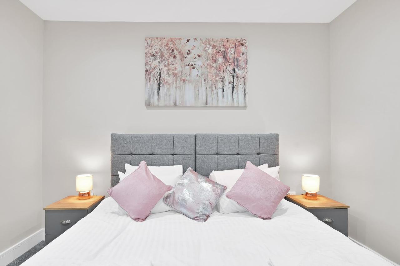 Crown Place 2 & 3 Bedroom Luxury Apts With Parking In Shepperton By 360Stays Extérieur photo