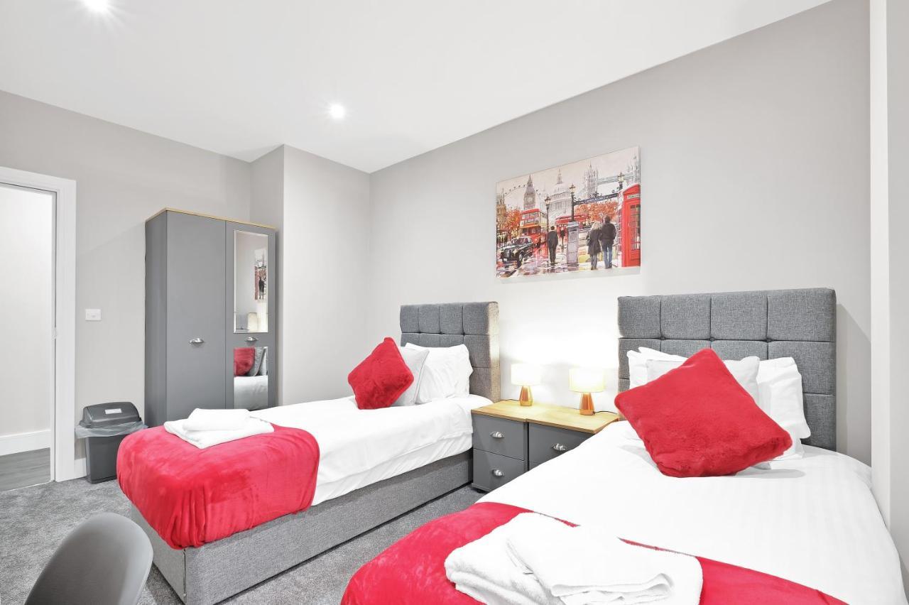 Crown Place 2 & 3 Bedroom Luxury Apts With Parking In Shepperton By 360Stays Extérieur photo