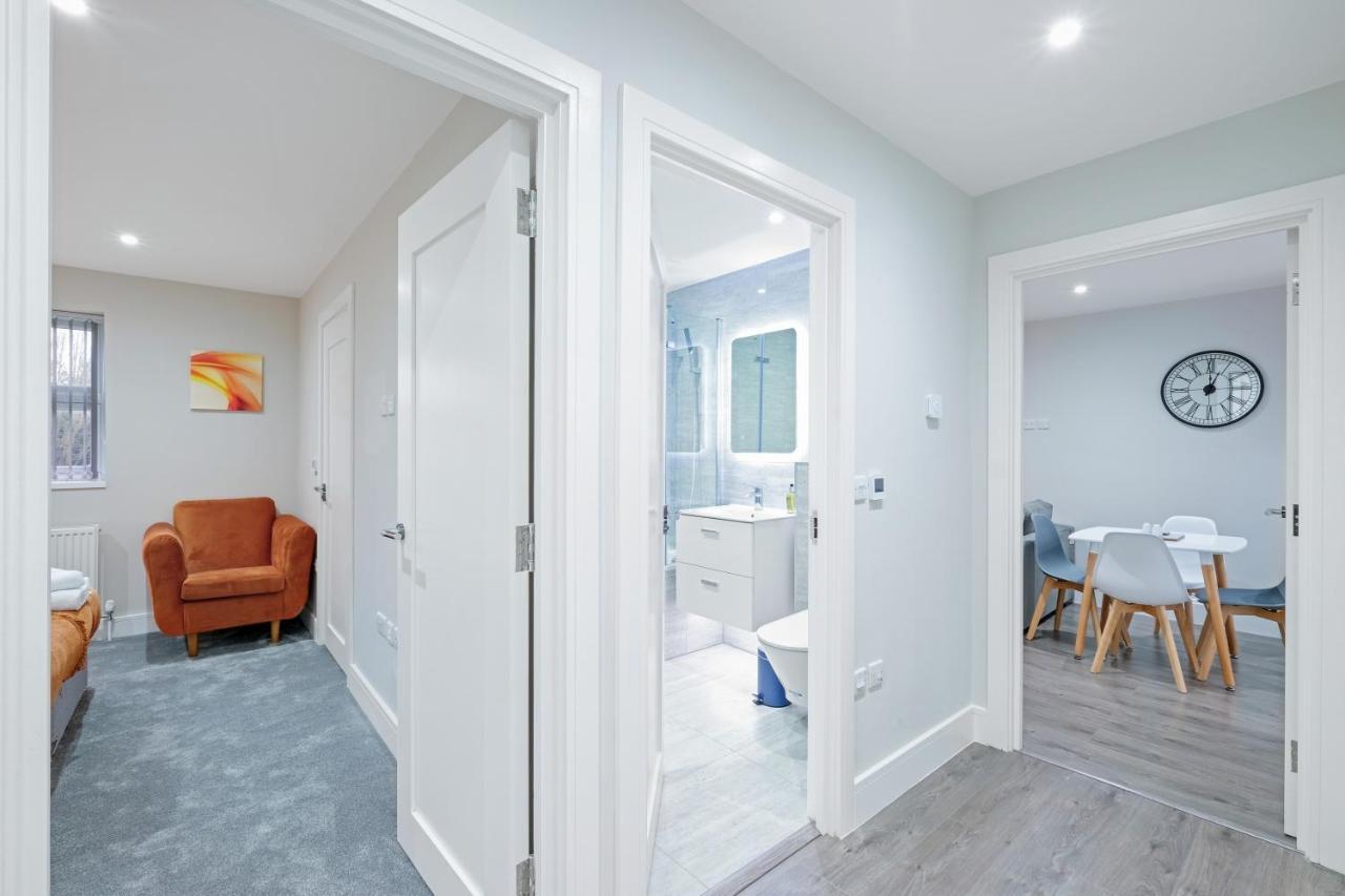 Crown Place 2 & 3 Bedroom Luxury Apts With Parking In Shepperton By 360Stays Extérieur photo