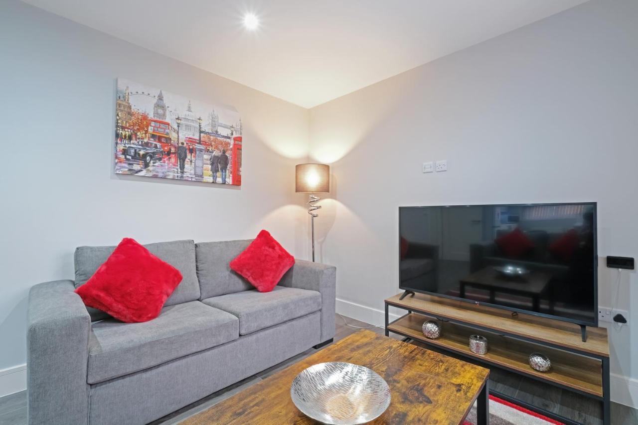 Crown Place 2 & 3 Bedroom Luxury Apts With Parking In Shepperton By 360Stays Extérieur photo