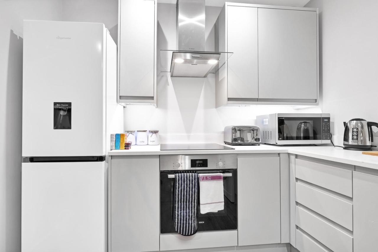 Crown Place 2 & 3 Bedroom Luxury Apts With Parking In Shepperton By 360Stays Extérieur photo