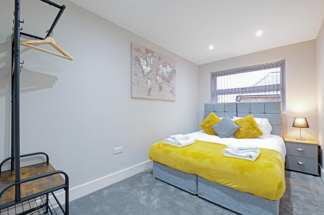 Crown Place 2 & 3 Bedroom Luxury Apts With Parking In Shepperton By 360Stays Extérieur photo