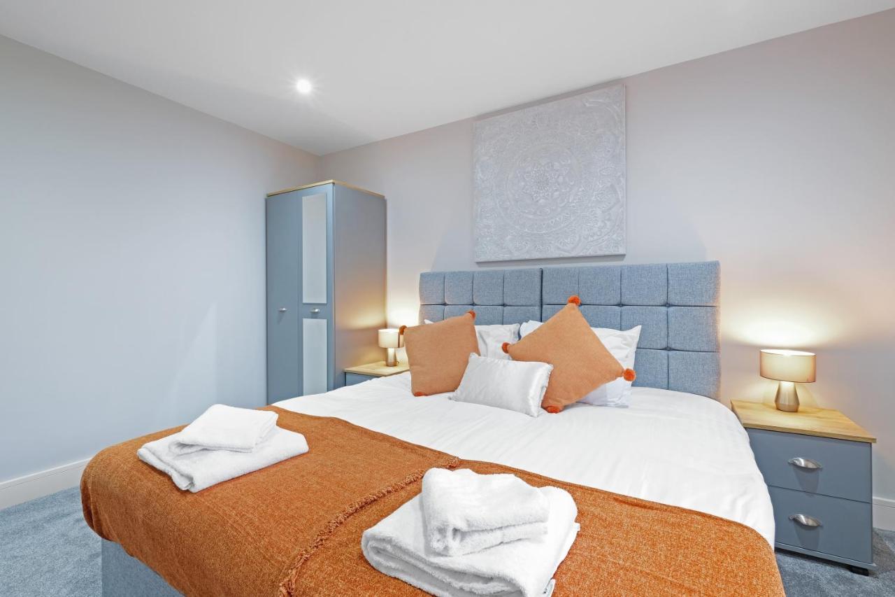 Crown Place 2 & 3 Bedroom Luxury Apts With Parking In Shepperton By 360Stays Extérieur photo