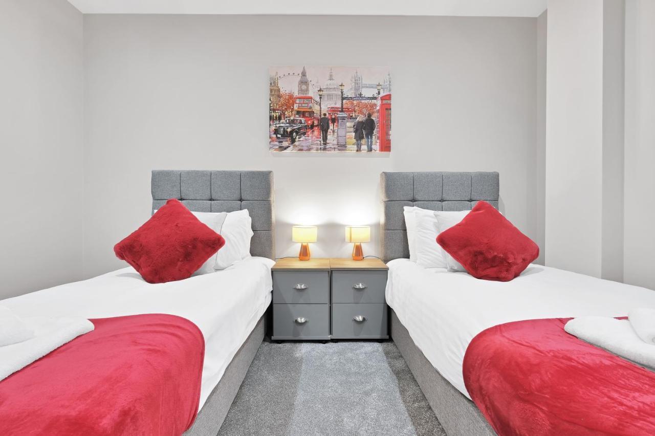 Crown Place 2 & 3 Bedroom Luxury Apts With Parking In Shepperton By 360Stays Extérieur photo