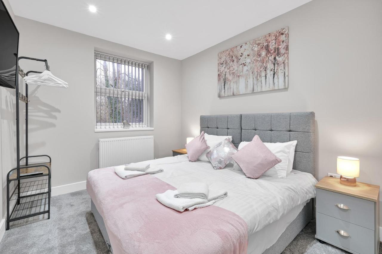 Crown Place 2 & 3 Bedroom Luxury Apts With Parking In Shepperton By 360Stays Extérieur photo