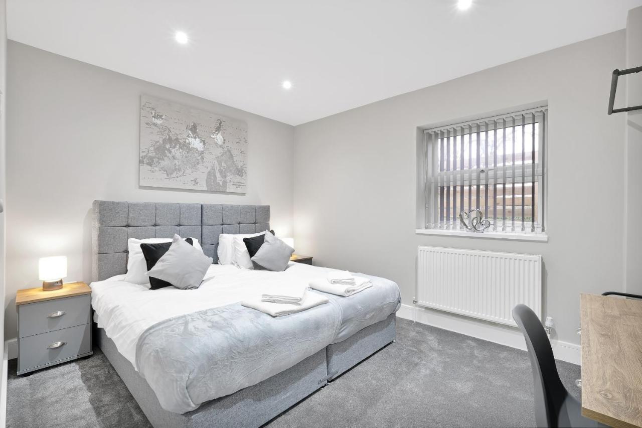 Crown Place 2 & 3 Bedroom Luxury Apts With Parking In Shepperton By 360Stays Extérieur photo