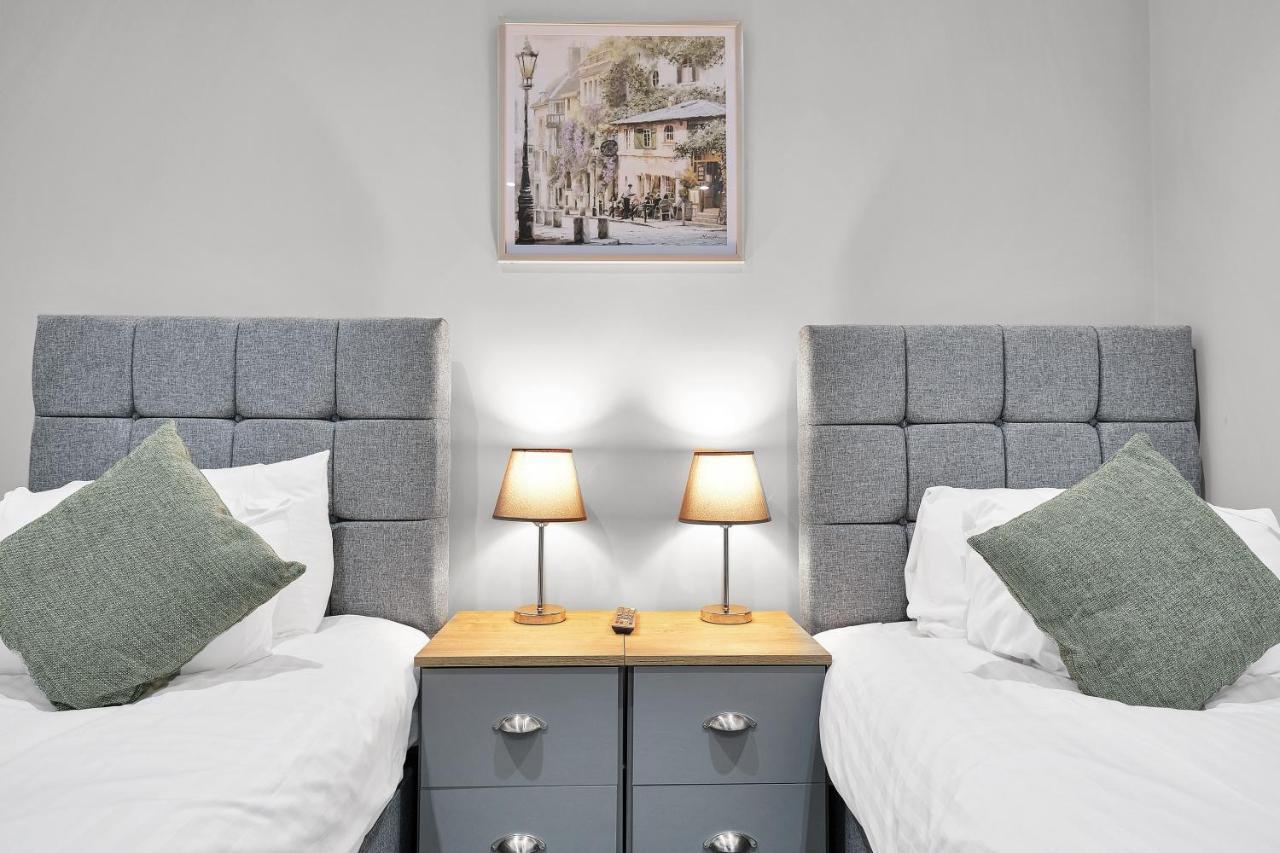 Crown Place 2 & 3 Bedroom Luxury Apts With Parking In Shepperton By 360Stays Extérieur photo