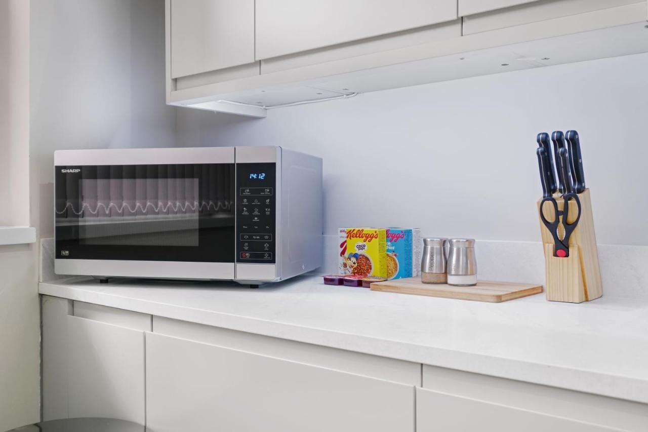 Crown Place 2 & 3 Bedroom Luxury Apts With Parking In Shepperton By 360Stays Extérieur photo