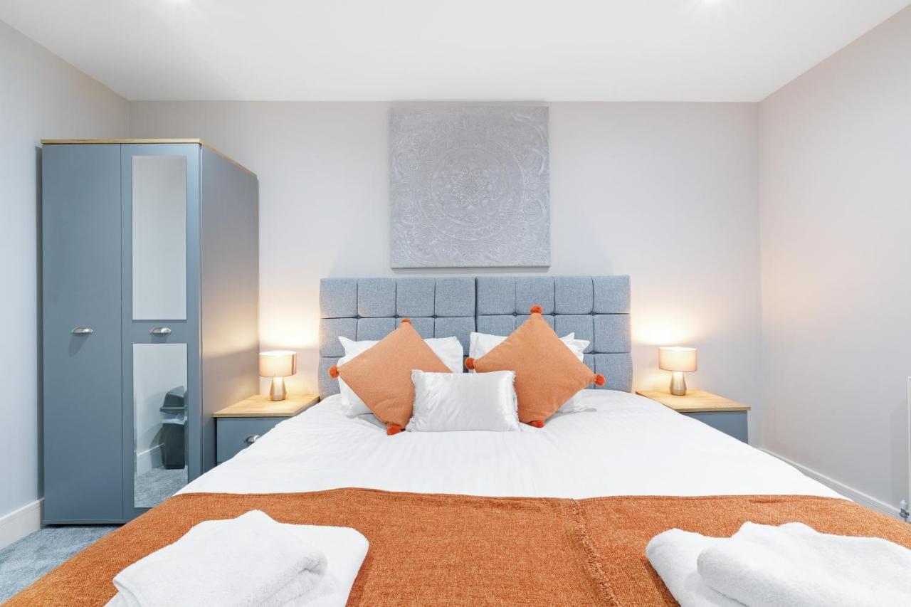Crown Place 2 & 3 Bedroom Luxury Apts With Parking In Shepperton By 360Stays Extérieur photo