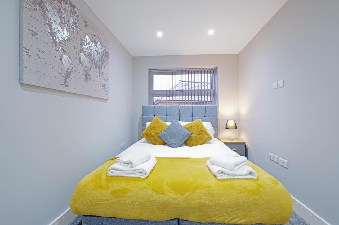 Crown Place 2 & 3 Bedroom Luxury Apts With Parking In Shepperton By 360Stays Extérieur photo