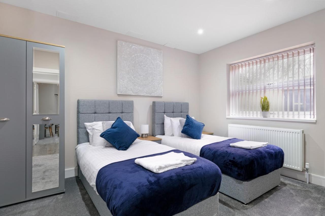 Crown Place 2 & 3 Bedroom Luxury Apts With Parking In Shepperton By 360Stays Extérieur photo