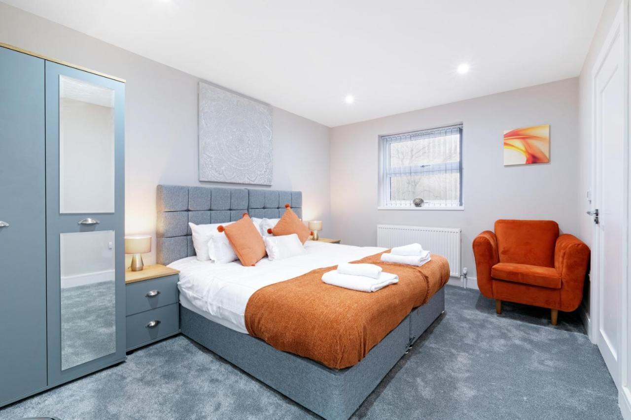 Crown Place 2 & 3 Bedroom Luxury Apts With Parking In Shepperton By 360Stays Extérieur photo