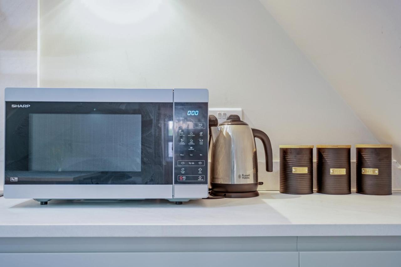Crown Place 2 & 3 Bedroom Luxury Apts With Parking In Shepperton By 360Stays Extérieur photo