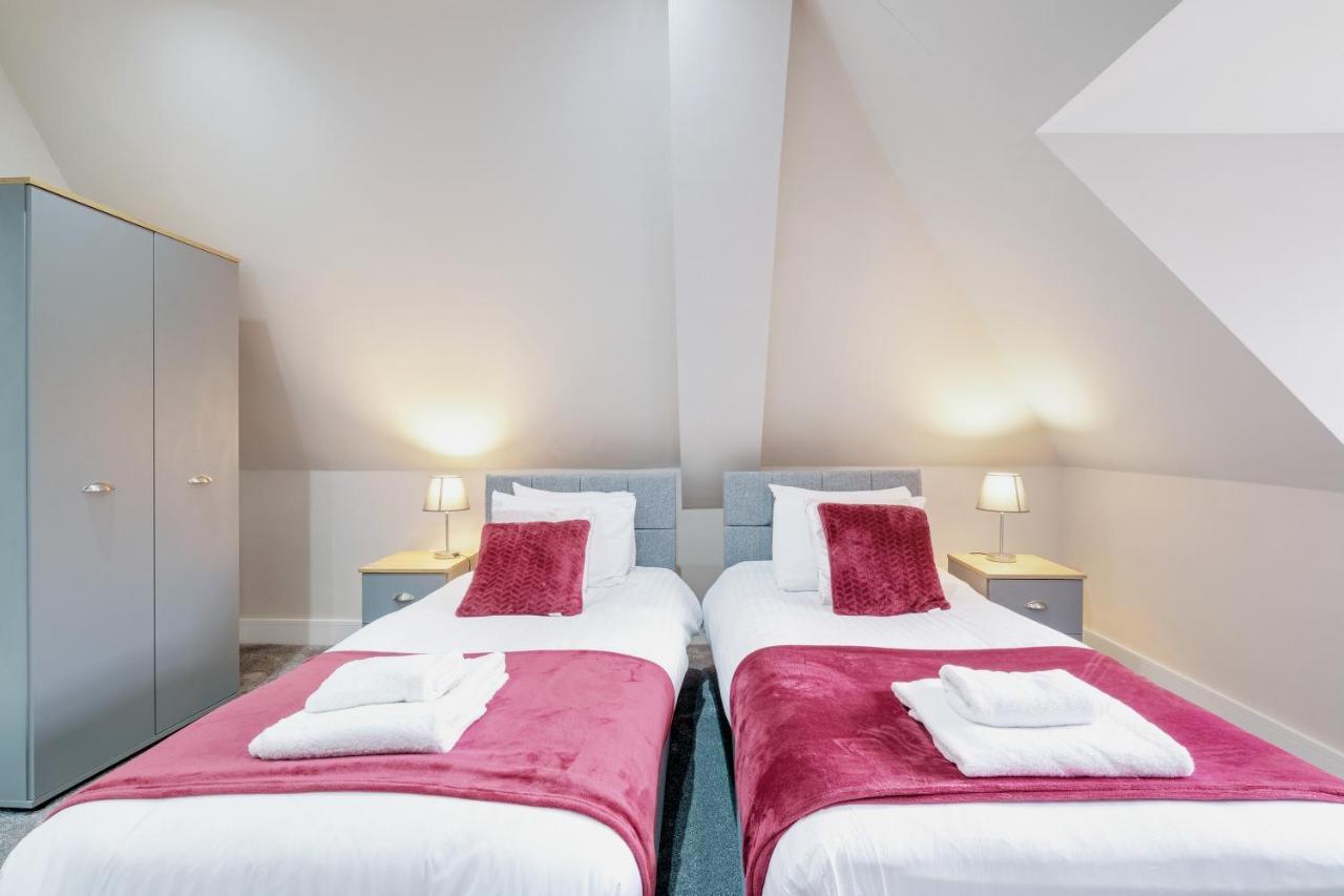 Crown Place 2 & 3 Bedroom Luxury Apts With Parking In Shepperton By 360Stays Extérieur photo