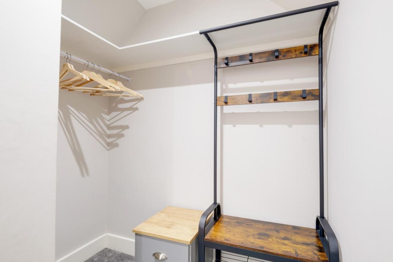 Crown Place 2 & 3 Bedroom Luxury Apts With Parking In Shepperton By 360Stays Extérieur photo