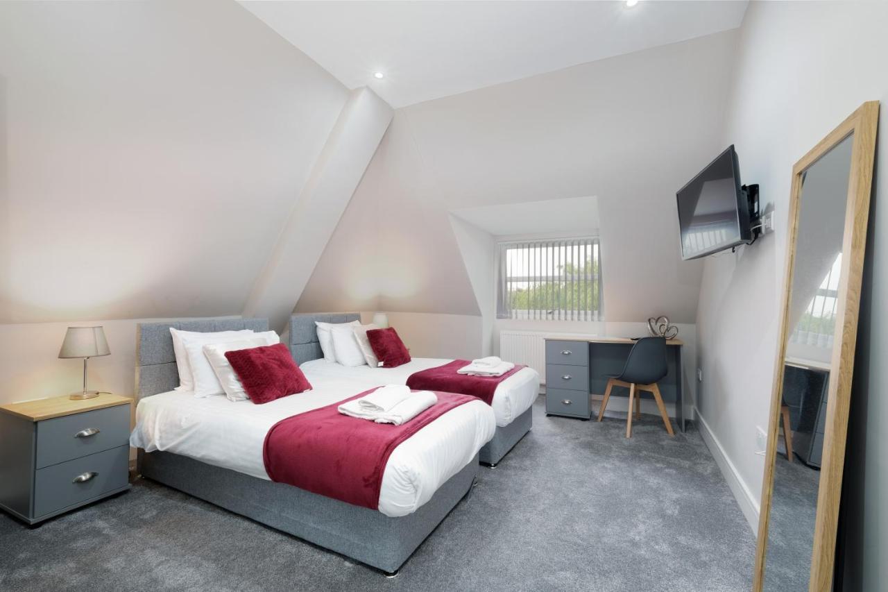 Crown Place 2 & 3 Bedroom Luxury Apts With Parking In Shepperton By 360Stays Extérieur photo