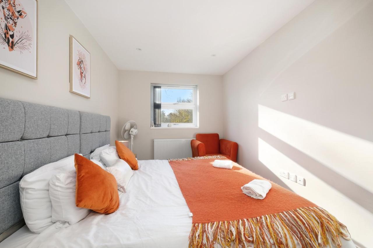 Crown Place 2 & 3 Bedroom Luxury Apts With Parking In Shepperton By 360Stays Extérieur photo