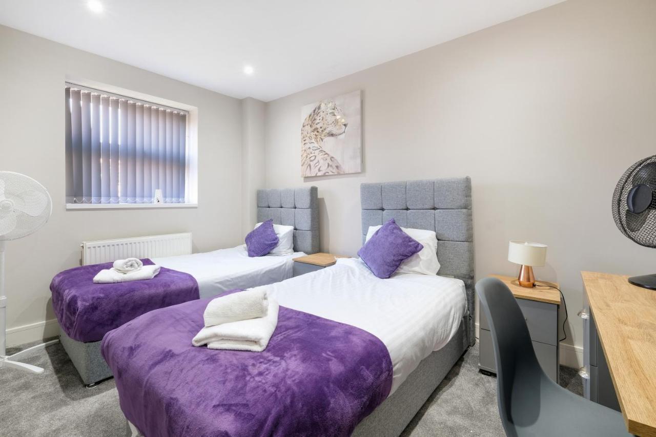 Crown Place 2 & 3 Bedroom Luxury Apts With Parking In Shepperton By 360Stays Extérieur photo