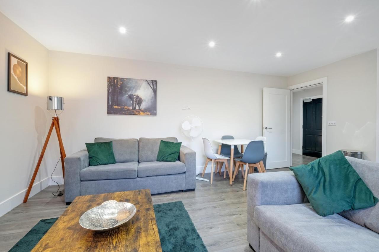 Crown Place 2 & 3 Bedroom Luxury Apts With Parking In Shepperton By 360Stays Extérieur photo