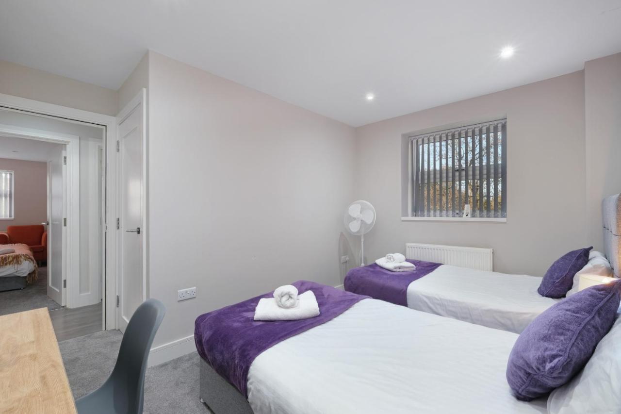 Crown Place 2 & 3 Bedroom Luxury Apts With Parking In Shepperton By 360Stays Extérieur photo