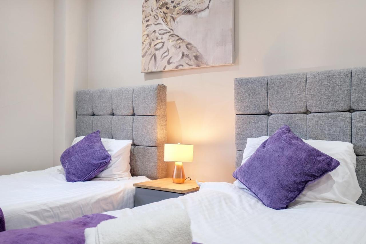Crown Place 2 & 3 Bedroom Luxury Apts With Parking In Shepperton By 360Stays Extérieur photo